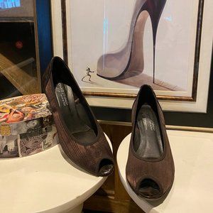 Cute Donald J Pliner size 7.5 Brown Textured Croc Peep toe Kitten Heel